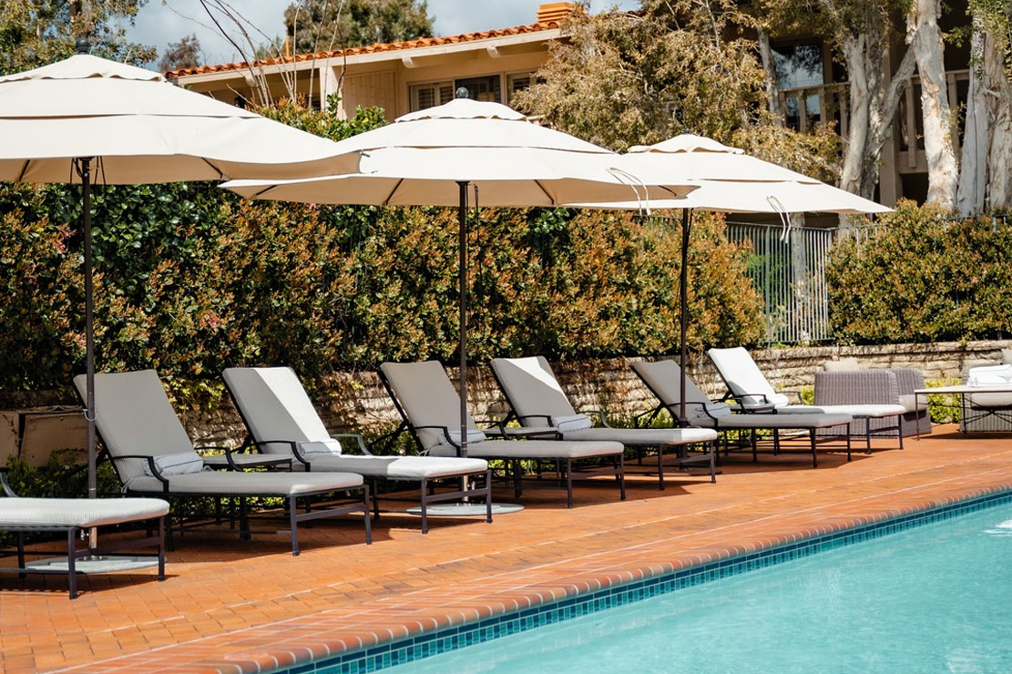 ranchobernardoinn_poolchairs